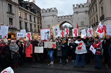 UNS REICHTS - breiter Protest gegen die drohende Mehrarbeit an bayerischen Schulen