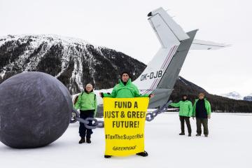 Tax the superrich! – Greenpeace Proteste am World Economic Forum