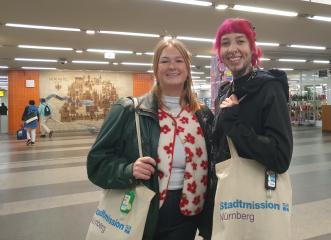 Streetwork im Nürnberger Hauptbahnhof: die Bahnhofsläuferinnen