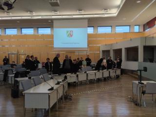 „Free all Antifas!“ – Sprechchöre im Gerichtssaal - Prozess gegen Antifaschist:innen vor dem OLG Düsseldorf hat begonnen!